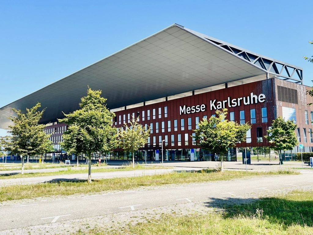 Modernes Messegebäude Karlsruhe mit großem Dach bei klarem Himmel