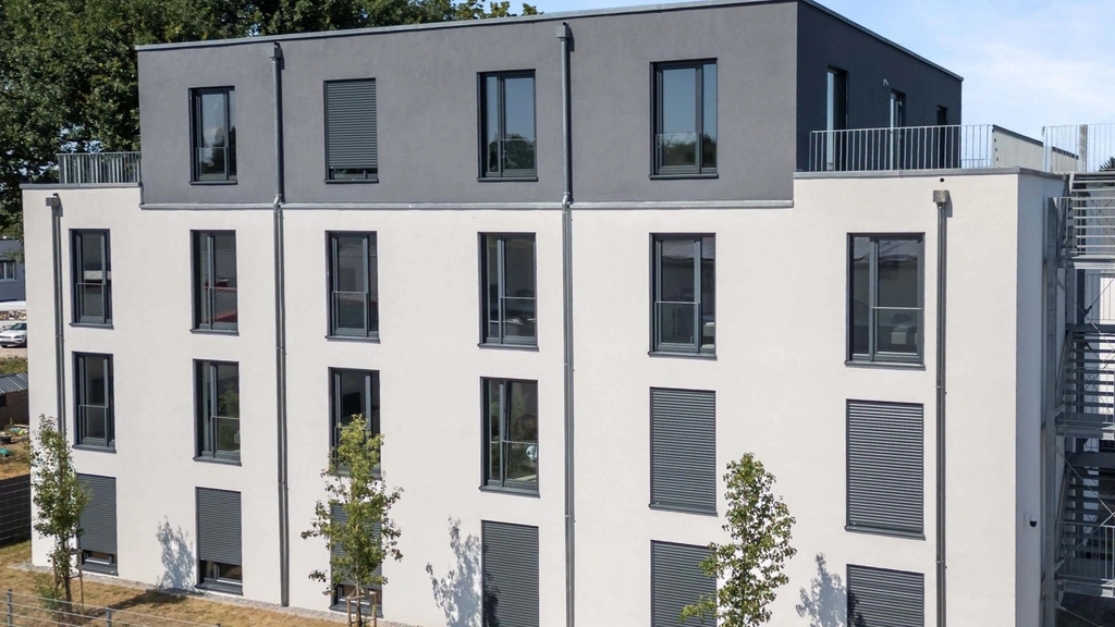 Moderner mehrstöckiger Wohngebäudekomplex mit grauen und weißen Fassaden