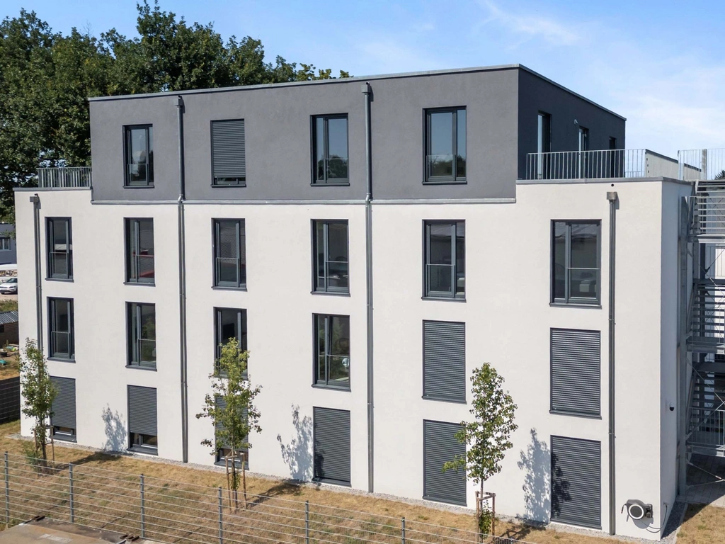 Moderner mehrstöckiger Wohngebäudekomplex mit grauen und weißen Fassaden